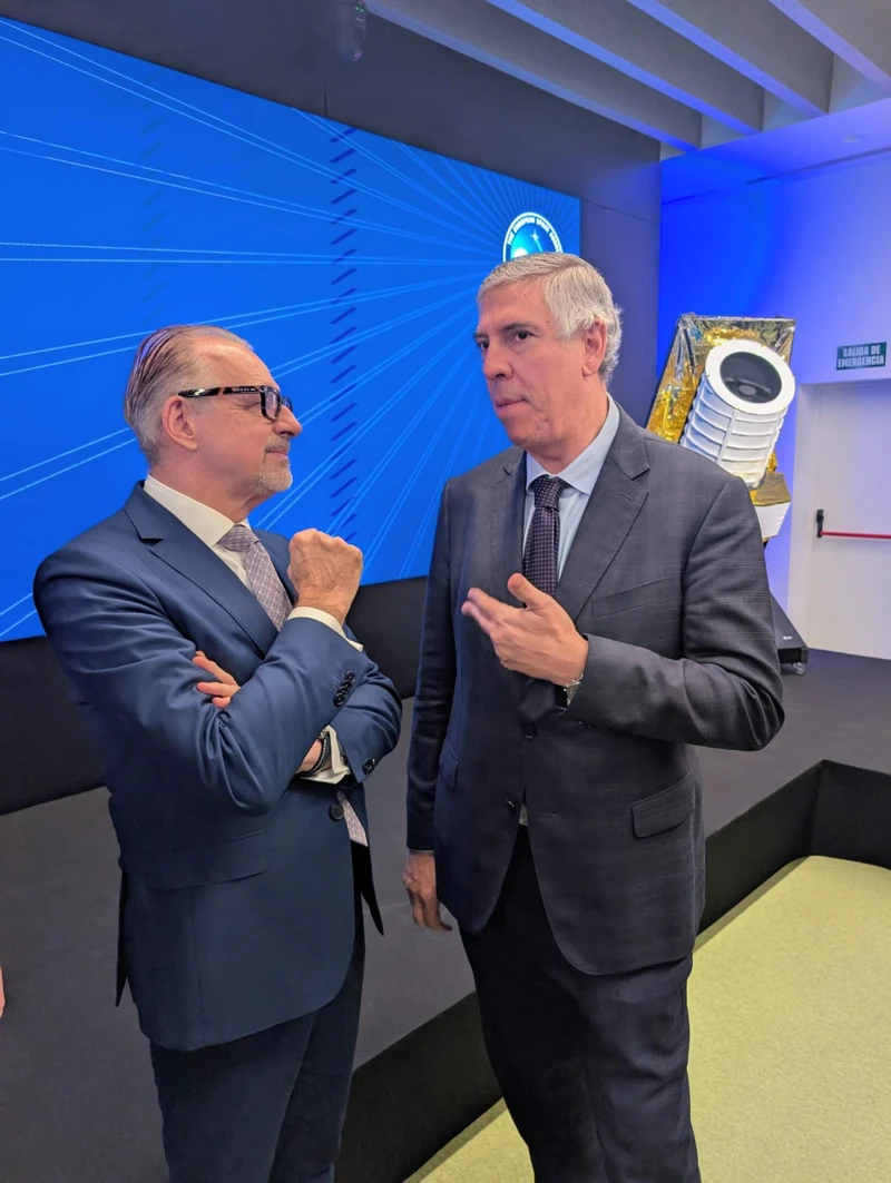 José Vicente de los Mozos, consejero delegado de Indra Group y el director de la ESA Josef Aschbacher. Foto: Indra